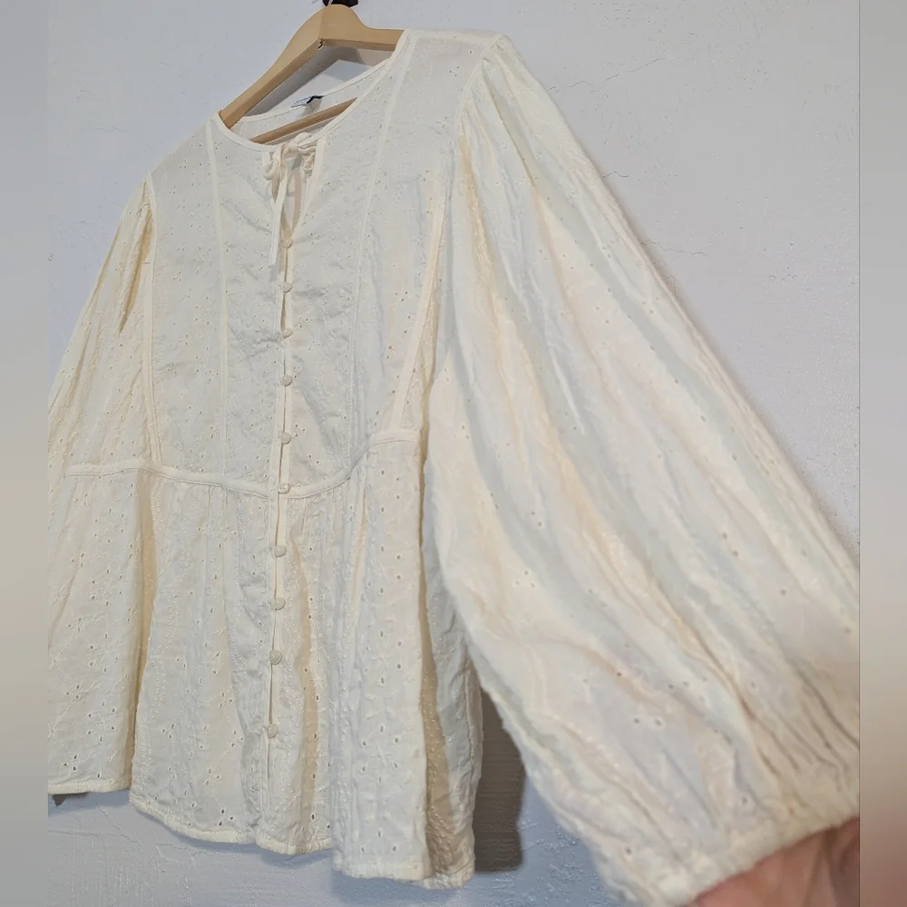 Old Navy Cream Eyelet Button-Front Peasant Blouse